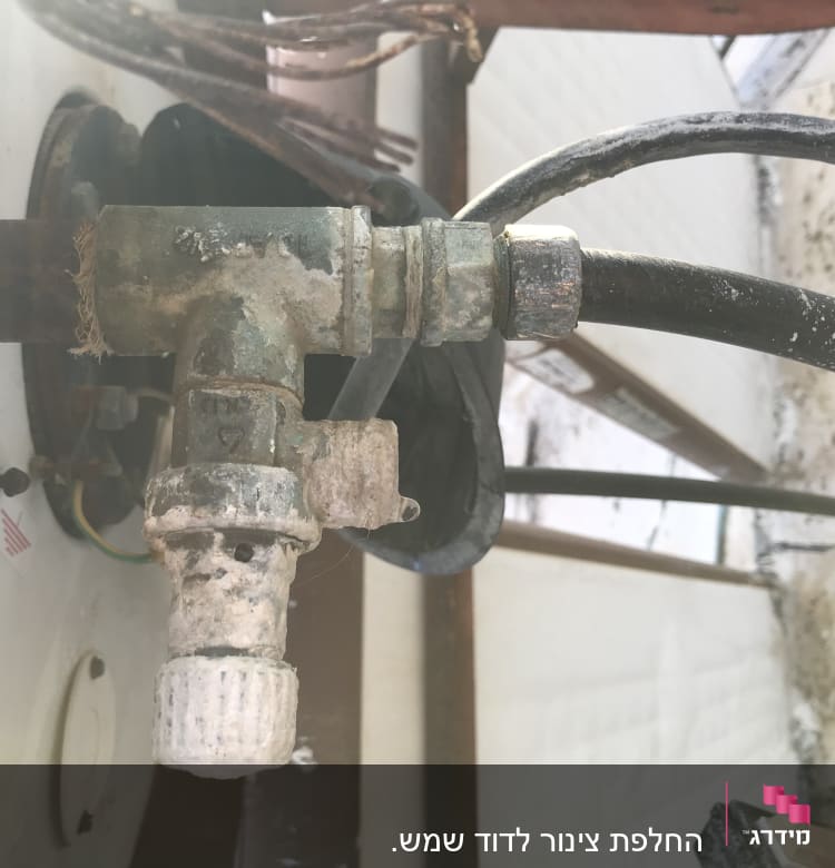 צנרת וחיבורים של דוד שמש עם חלודה